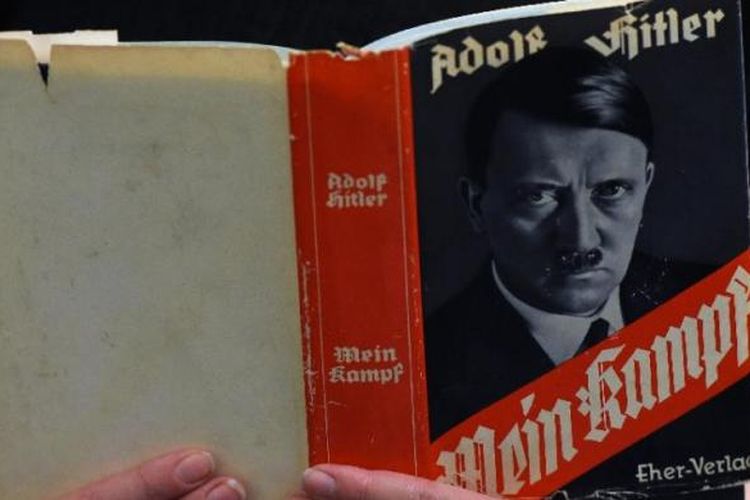 Buku Mein Kampf karangan Adolf Hitler. 