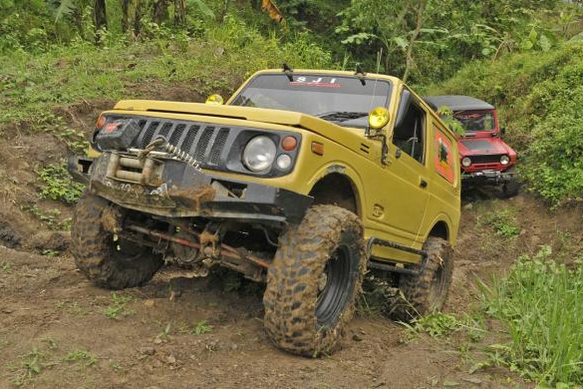 Panitia Dewa Ratna Adventure Off Road membuat trek atau jalur yang akan dipakai peserta dalam event yang digelar 28-30 Oktober 2016 mendatang.