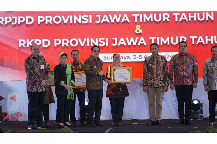 Bupati Blitar Hj Rini Syarifah menerima Piagam Terbaik III Penghargaan Pembangunan Daerah (PPD) 2024 Kategori Kabupaten serta Penghargaan Peringkat III Penilaian Kinerja Kabupaten/Kota dalam rangka Percepatan Stunting Terintegrasi Provinsi Jatim 2023 di Hotel Shangri-La Surabaya, Rabu (3/4/2024). 