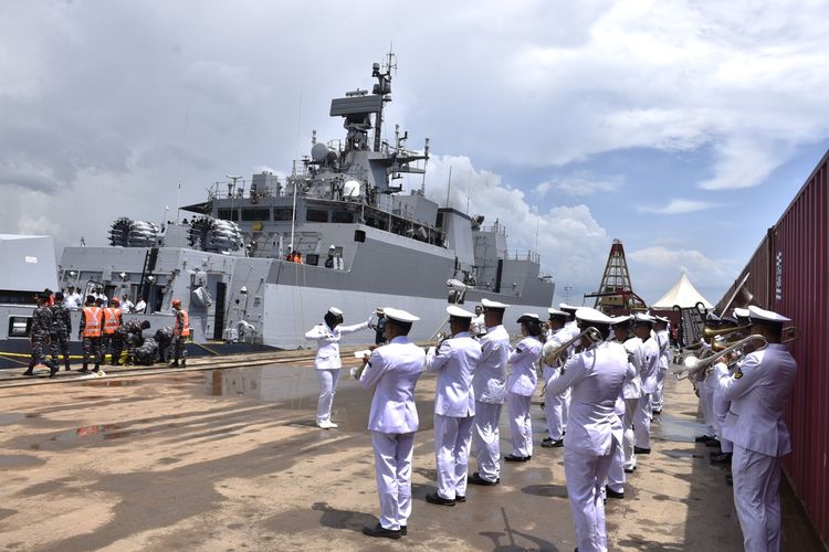 Kapal Perang India INS Kavaratti-P31, sandar di Dermaga Batu Ampar, Batam, Kepulauan Riau (Kepri), Minggu (14/5/2023). Kedatangan kapal perang India tersebut menyusul KRI Sultan Iskandar Muda-367 yang telah tiba mendahului untuk melaksanakan Latihan Bersama TNI AL ? Indian Navy dengan nama latiha Samudera Shakti 23 (SS23) yang diselenggarakan sejak tanggal 15 sampai dengan 19 Mei 2023.