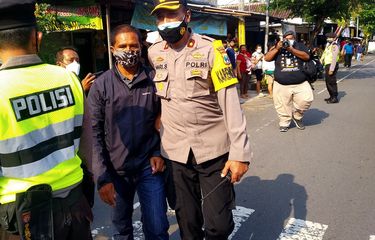 Polisi meringkus pria yang membentangkan poster ke arah Jokowi di Kota Blitar, Selasa (7/9/2021)