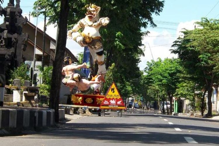 Seluruh jalanan di Pulau Bali sepi pada hari raya Nyepi menyambut tahun baru caka 1937, Sabtu (21/3/2015). Selama 24 jam, umat Hindu Bali melaksanakan ajaran caturbrata (amati geni, amati lelanguan, amati lelungan, dan amati karya). Tidak seorang pun boleh berpergian tanpa seizin pecalang, petugas keamanan adat setempat. Sebuah ogoh-ogoh masih dibiarkan tidak dibakar di pinggir jalan depan Banjar Kancil, Kerobokan, Kabupaten Badung setelah di arak berkeliling desa oleh para pemuda di malam menjelang penyepian.