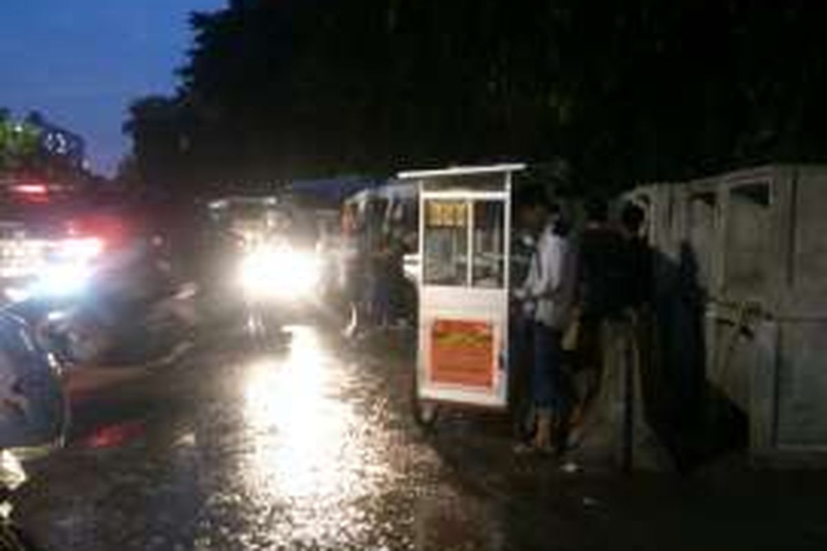 Jalan KH Abdulah Syafei dekat Stasiun Tebet di Tebet Timur, Jakarta Selatan sempat tergenang banjir kini sudah surut. Selasa (1/11/2016)