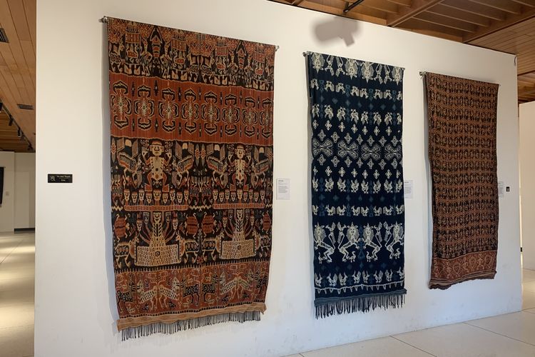 Memasuki lantai dua Museum Indonesia di TMII, suasana berubah menjadi lebih artistik dengan dominasi koleksi wastra, termasuk tenun ikat dari berbagai daerah Indonesia.  Selain itu, terdapat pula beragam koleksi patung yang mencerminkan kekayaan seni rupa Nusantara.