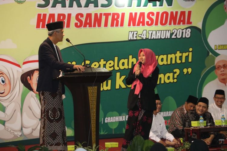 Gubernur Jawa Tengah Ganjar Pranowo mengajak kalangan santri untuk ikut serta berperang melawan hoaks, Senin (22/10/2018)