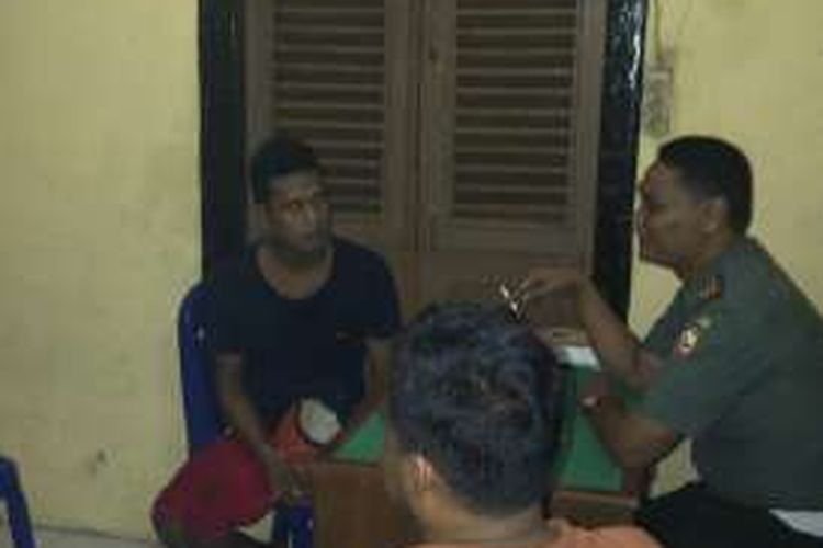 Eks TNI yang tertangkap saat pesta sabu-sabu saat diintrogasi oleh petugas Polisi Militer Bima di ruang Kasat Narkoba Polres Bima Kota, Rabu (16/11/2016)