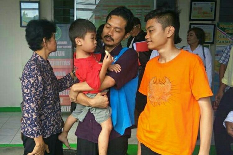 Fidelis Arie Sudewarto bersama kedua anaknya sebelum menjalani sidang di Pengadilan Negeri Sanggau (19/7/2017)