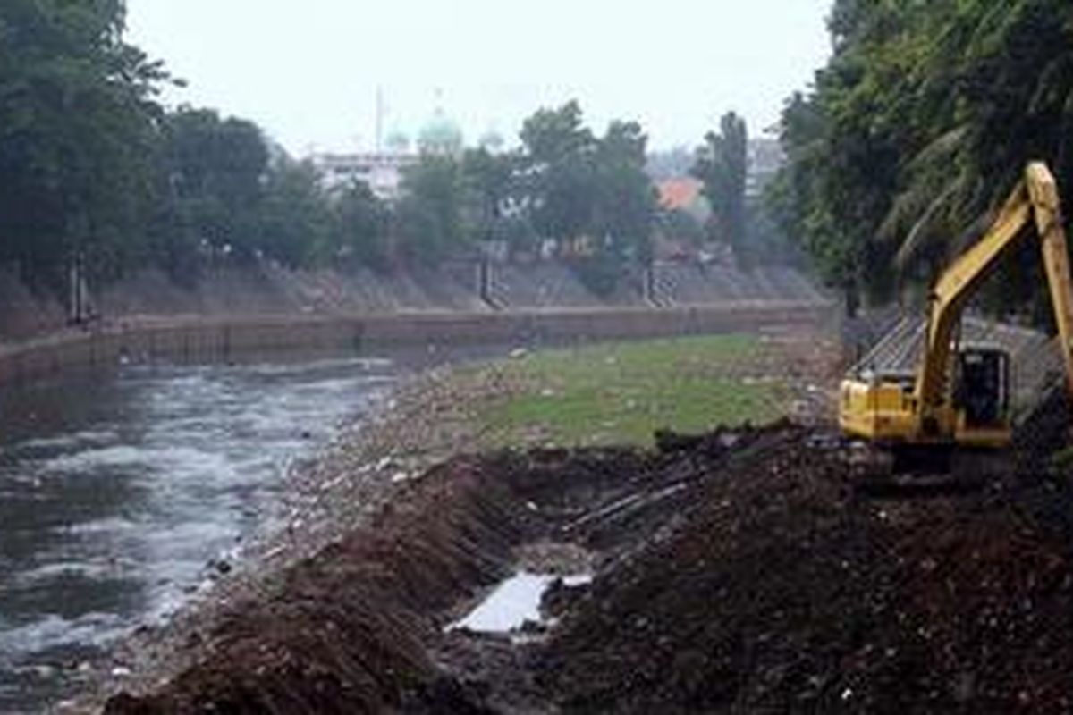 Alat berat digunakan untuk mengeruk endapan tanah di Sungai Ciliwung di Kawasan Kebon Baru, Jakarta Selatan, Minggu (4/11/2012). Normalisasi Ciliwung yang rencananya dilakukan di sepanjang aliran sungai tersebut dilakukan secara bertahap. 