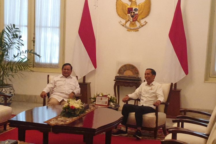 Presiden Joko Widodo bertemu Ketua Umum Partai Gerindra Prabowo Subianto, di Istana Kepresidenan, Jakarta, Jumat (11/10/2019). Pantauan Kompas.com, Prabowo diterima Jokowi di ruang Garuda, pukul 15.05 WIB. 