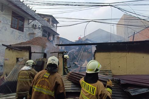7 Bangunan Ludes Terbakar di Pulogadung, Diduga karena Kebocoran Gas