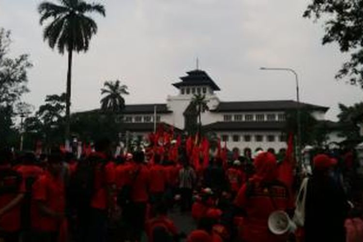 Ribuan buruh mengepung Gedung Sate, Jalan Diponegoro, Bandung, Jawa Barat, Jumat, (1/5/2015). Ini dalam rangka memperingati Hari Buruh International May Day 2015. Merka juga menyampaikan aspirasinya kepada pemerintah. 