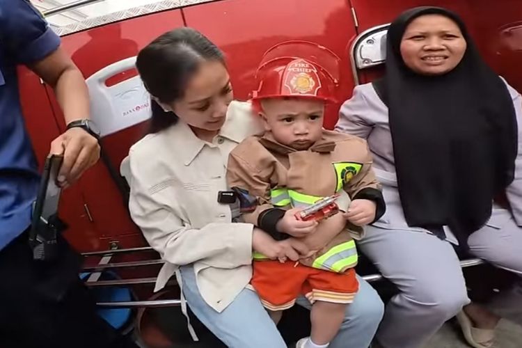 Dinas Pemadam Kebakaran (Damkar) dan Penyelamatan DKI Jakarta menerima kunjungan edukasi untuk Rayyanza Malik Ahmad atau Cipung pada Senin (27/11/2023). Petugas Damkar DKI memperkenalkan fungsi mobil fire engine kepada anak dari pasangan selebriti Rafi Ahmad dan Nagita Slavina itu.