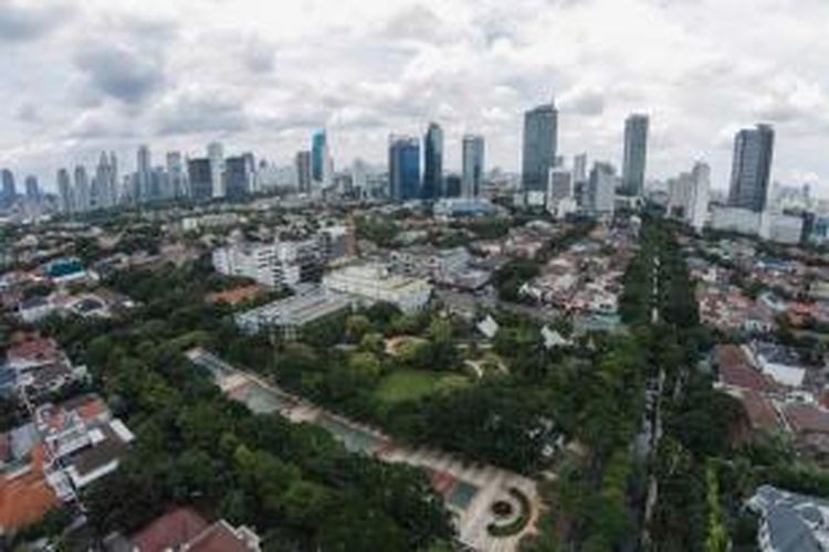 Taman Menteng, Jakarta Pusat, dilihat dari udara, Jumat (6/2/2015). Ruang terbuka hijau menjadi salah satu penyeimbang dan oasis di tengah belantara gedung kota.