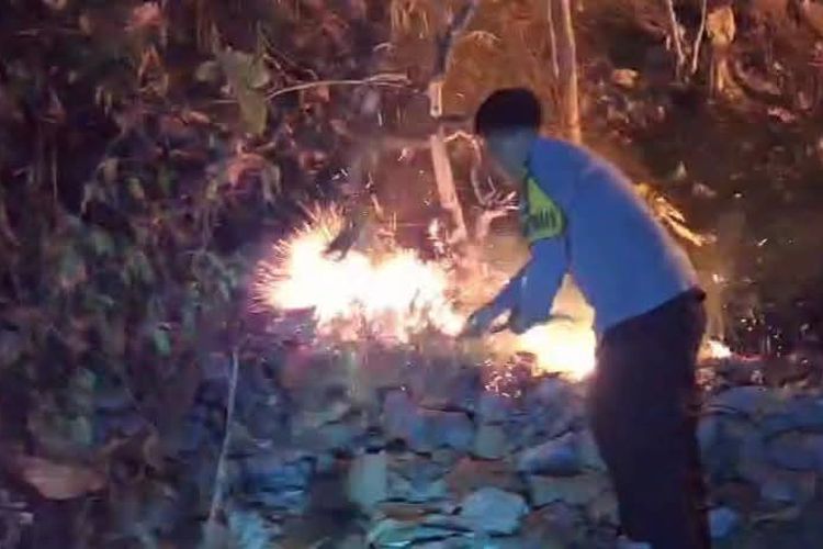 5 Hektar Lahan Terbakar di Majene, Warga Padamkan Api dengan Ranting Kayu