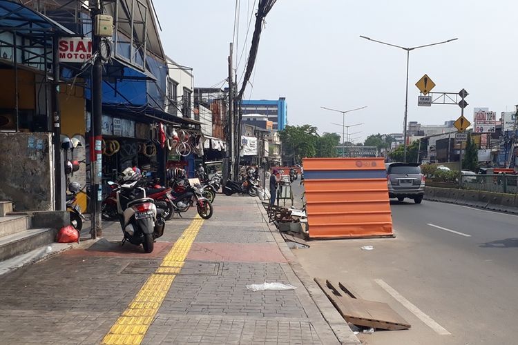 Tampak trotoar di Jalan Otista Raya, Jatinegara, Jakarta Timur, yang baru rampung direvitalisasi dijadikan lahan parkir dan Pedagang Kaki Lima (PKL), Selasa (29/10/2019).