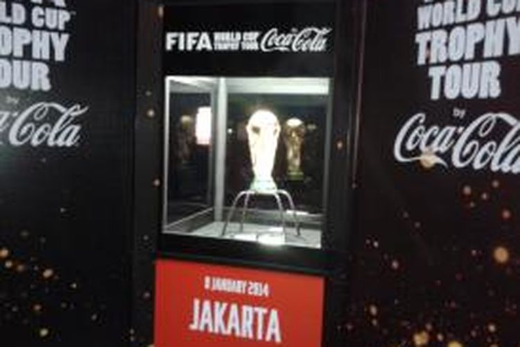 Trofi Piala Dunia saat dipamerkan di Jakarta Convention Center, Jakarta, Rabu (8/1/2014)