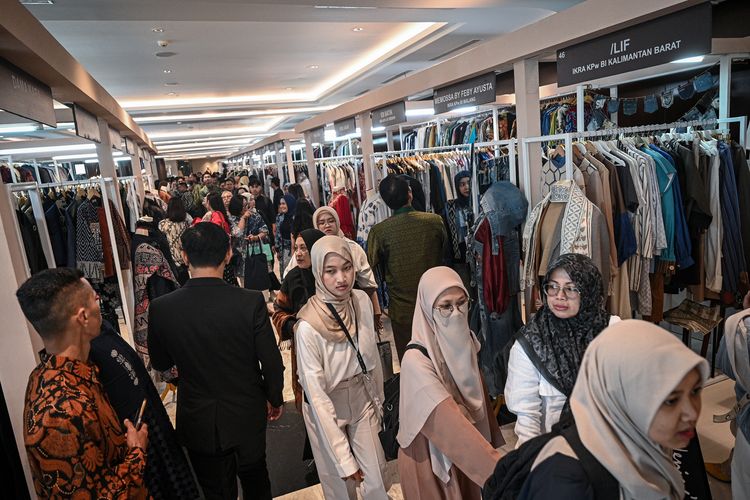Sejumlah pengunjung melihat stan busana yang ditawarkan pada Indonesia Sharia Economic Festival (ISEF) 2025 di JIExpo Kemayoran, Jakarta, Rabu (8/10/2025). ISEF 2025 mengangkat program strategis yang mencakup masterplan ekonomi syariah, sinergi pemerintah, operasi moneter berbasis syariah, serta peluncuran database ZISWAF terintegrasi yang diarahkan untuk terus memperkuat pengembangan ekonomi dan keuangan syariah Indonesia di dunia. 