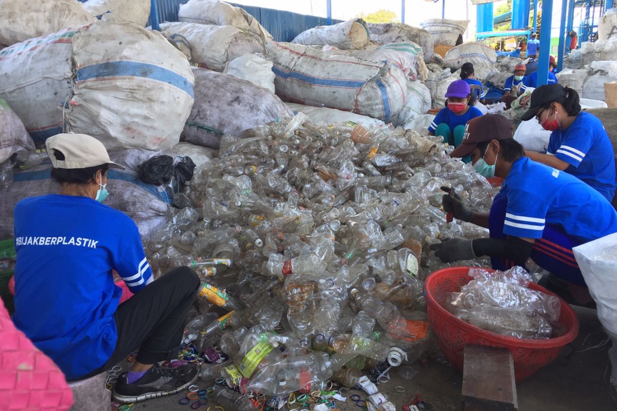 Para pekerja di Bali PET Recycling Center menyortir botol plastik.