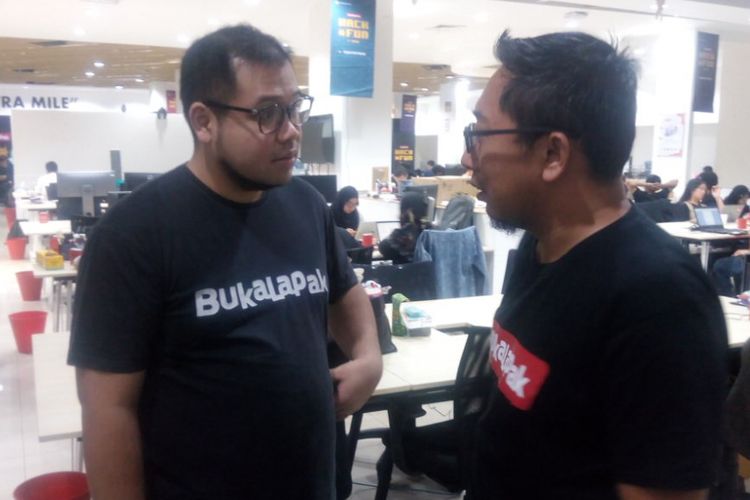 President of Engineering Bukalapak, Ibrahim Arief (kiri) berbincang dengan pekerja teknologi Bukalapak di Kantornya, Jakarta Selatan, Kamis (14/2/2019).