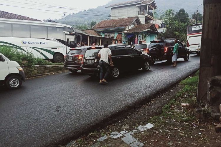 Beberapa aksi Tukang Ganjel yang kerap ada di Tanjakan Ciburial, Nagreg, Kabupaten Bandung Jawa Barat, pada Senin (24/4/2023)