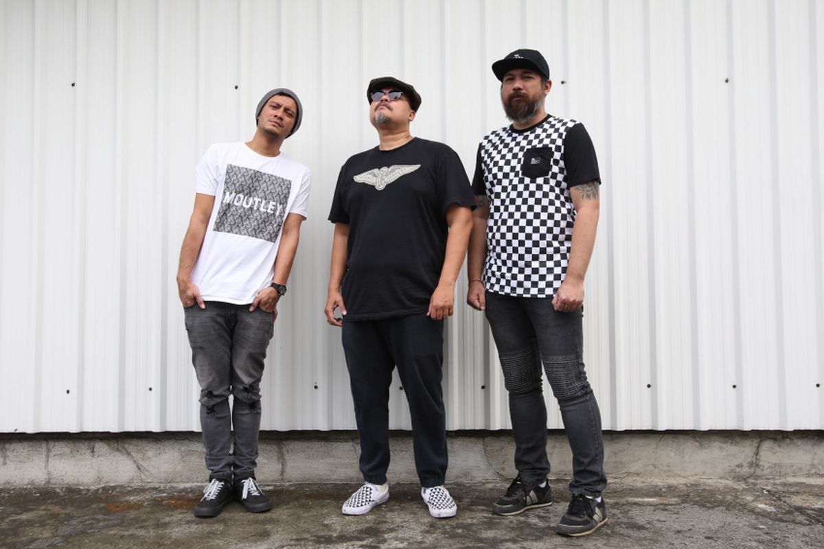 Personel NTRL  Eno Gitara (kiri), Bagus Danardana (tengah), dan Christopher Bollemeyer (kanan) berpose di sela-sela promo album terbaru NTRL di kanrot redaksi Kompas.com, Jakarta, (Senin (28/5/2018). NTRL merilis album terbaru berjudul XXV yang berisi tujuh lagu baru dengan musik modern yang menghimpun eksplorasi riff anyar NTRL dalam kurun tiga tahun terakhir.