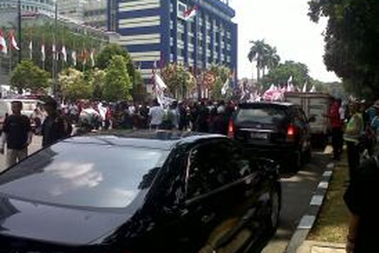 Kemacetan di Jalan Medan Merdeka Barat, Gambir, Jakarta Pusat akibat aksi massa Prabowo-Hatta di depan Gedung Mahkamah Konstitusi. 