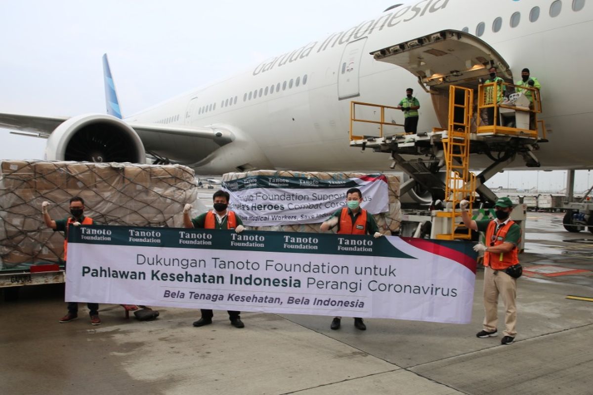 Kedatangan bantuan kemanusiaan berupa APD dari Tiongkok dan Singapura dari RGE Group melalui Tanoto Foundation.