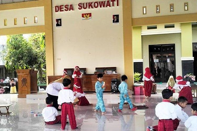 Siswa TK yang mengungsi belajar ke Balai Desa Sukowati, Bojonegoro, Jawa Timur.