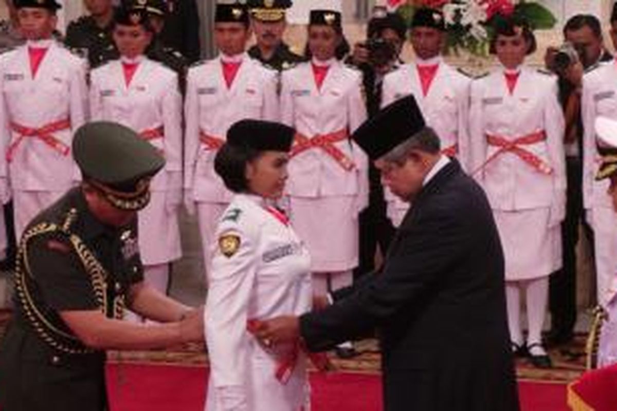Presiden Susilo Bambang Yudhoyono mengukuhkan 66 anggota Pasukan Pengibar Bendera Pusaka (Paskibraka) pada Upacara HUT ke-68 Kemerdekaan Republik Indonesia di Istana Merdeka, Jakarta, Kamis (15/8/2013).