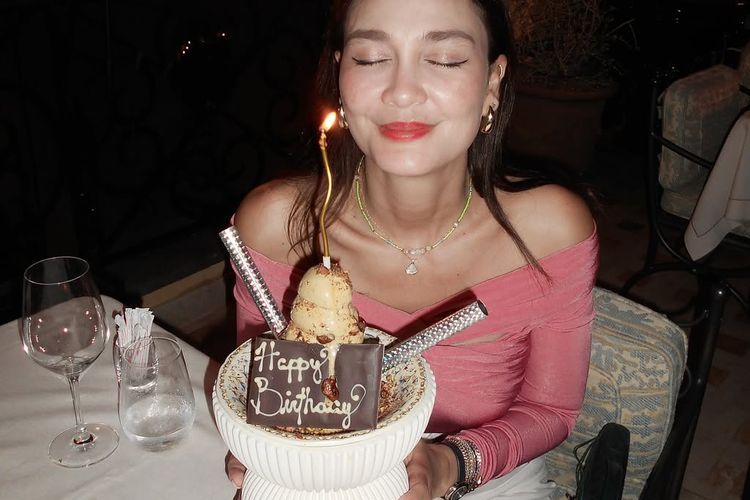 Bersulang di kota romantis, Luna Maya rayakan ulang tahun ke-42 di Roma dengan nuansa pink elegan. Intip 6 detail gaya fashionnya di sini.