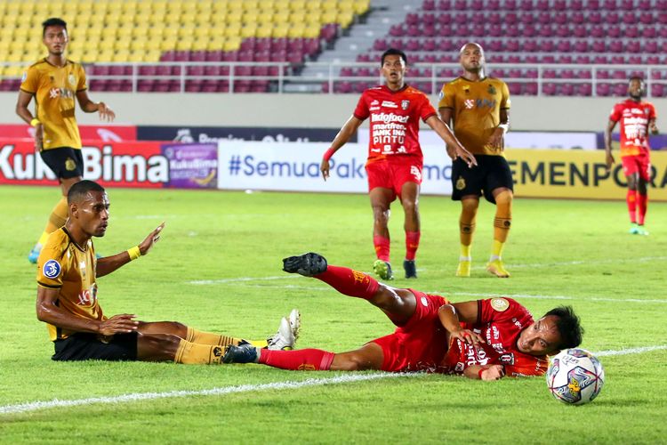 Pemain Bali United Novri Setiawan dilanggar pemain Bhayangkara FC saat pertandingan pekan ke-13 Liga 1 2022-2023 yang berakhir dengan skor 0-3 di Stadion Manahan Solo, Kamis (8/12/2022) malam. 