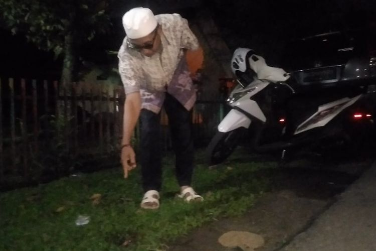 Adam Karman (60) ketua RT 20, menunjukkan lokasi tempat Endang ditembak orang misterius di jalan Mesuji, RT 20 RW 05 Kelurahan Demang Lebar Daun, Kecamatan Ilir, Timur 1 Palembang, Sumatera Selatan, Kamis (28/6/2018)