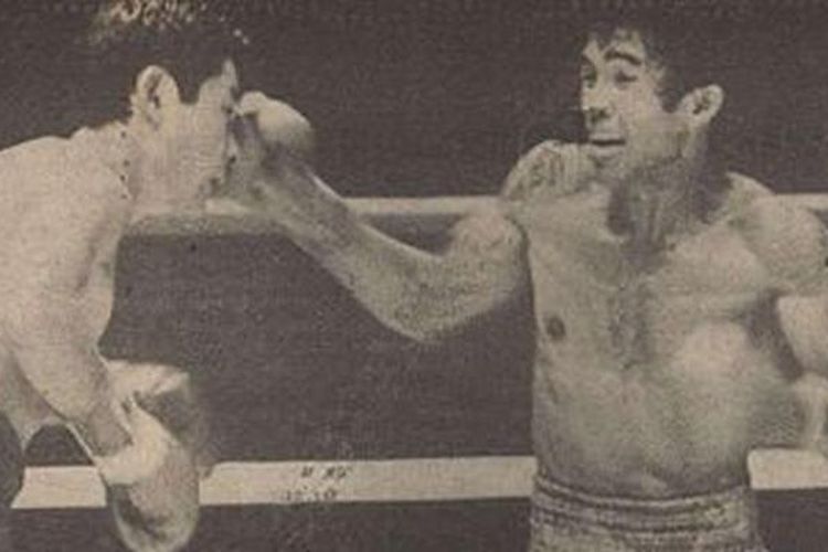 Ellyas Pical saat merobohkan Mutsuo Watanabe dan mempertahankan gelar juara OPBF, 14 Oktober 1984.