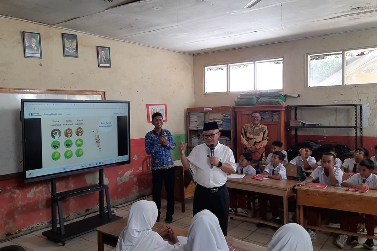 Saat Mendiksamen memberikan sesi mengajar di SDN 02 dan 03 Leuwibatu, Kecamatan Rumpin, Kabupaten Bogor, Jawa Barat, Jumat (2/5/2025). Kondisi dua sekolah yang berdampingan ini sangat memprihatikan, atap plafon berlubang, dinding dan keramik retak.