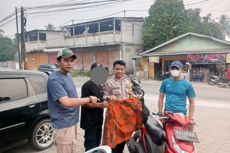 Rudi Boy (42), pria yang memalak sopir truk di Jalan Raya Letkol Atang Senjaya, Desa Bantarjaya, Rancabungur, Kabupaten Bogor, Jawa Barat, saat ditangkap polisi, Kamis (18/5/2023).