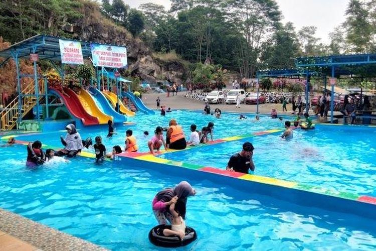 Taman Batu Hanjuang adalah wisata air di Desa Setianegara, Kecamatan Cilimus, Kabupaten Kuningan, Jawa Barat.