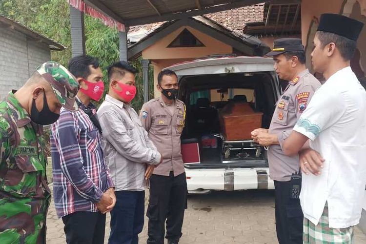 Prosesi penyerahan jenazah warga yang sebelumnya ditemukan di perkebunan di Dusun Ngadiwinata 2, Desa Karanganyar, Kecamatan Borobudur, Kabupaten Magelang, Jawa Tengah, Selasa (30/8/2022).