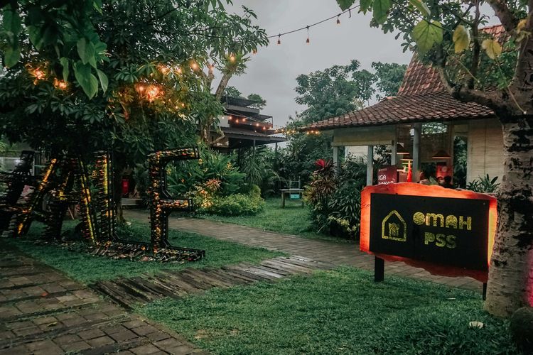 Penampakan Teras Omah. Tempat makan ini, kata Event Manager PT PSS, Leonardo Gaetano, adalah unit bisnis terbaru yang bergerak di bidang food and beverage yang menyediakan menu antara lain cilok, iga bakar, nasi tuna, soto, dimsun, dan sebagainya.
