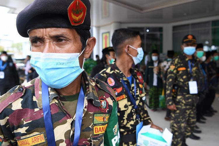 Anggota Barisan Ansor Serbaguna Nahdlatul Ulama (Banser) berjaga saat sidang pleno pada Muktamar Nahdlatul Ulama (NU) ke-34 di UIN Raden Intan, Lampung, Kamis (23/12/2021). Sidang pleno tersebut beragendakan laporan pertanggungjawaban PBNU periode 2015-2021. ANTARA FOTO/Hafidz Mubarak A/wsj.