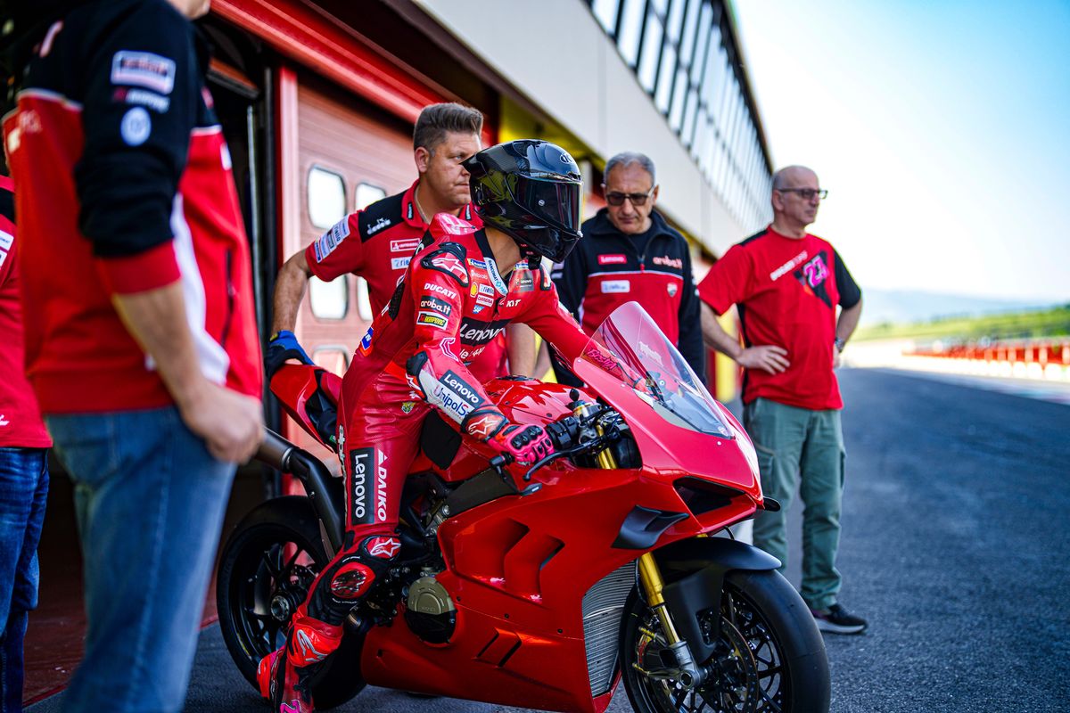 Enea Bastianini menjajal motor Ducati Panigale di Sirkuit Mugello, Italia. 