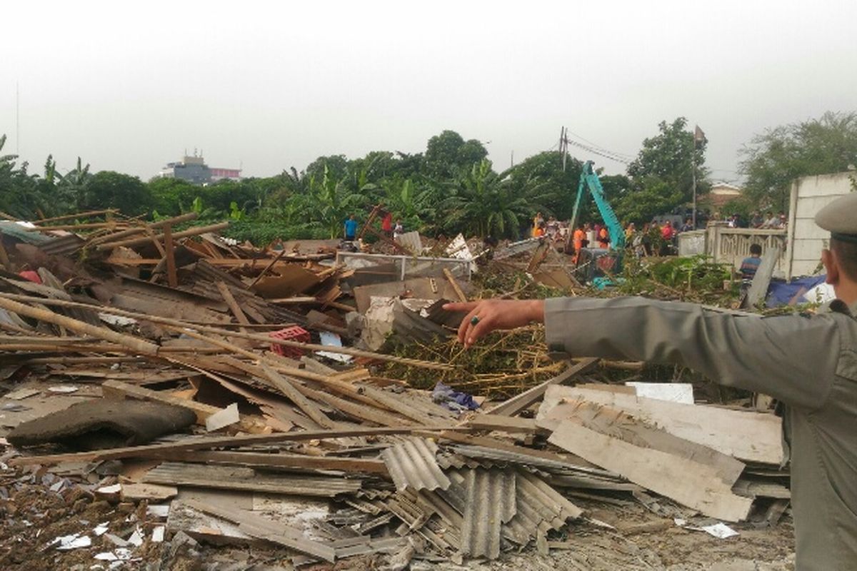 Penertiban pemukiman di Taman BMW, Kelurahan Papanggo, Kecamatan Tanjung Priuk, Jakarta Utara, Selasa (1/8/2017).