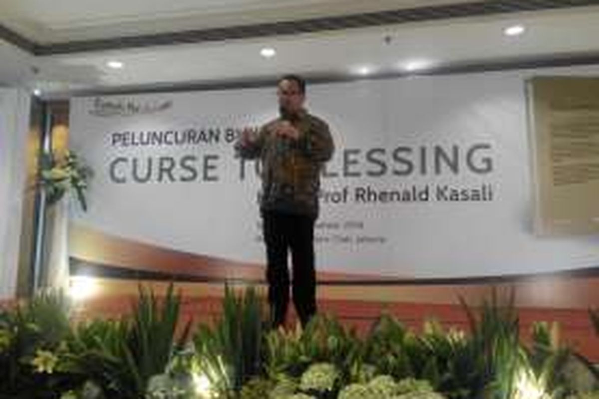 Prof Rhenald Kasali dalam peluncuran buku karyanya yang berjudul Curse to Blessing di Jakarta, Selasa (20/12/2016).