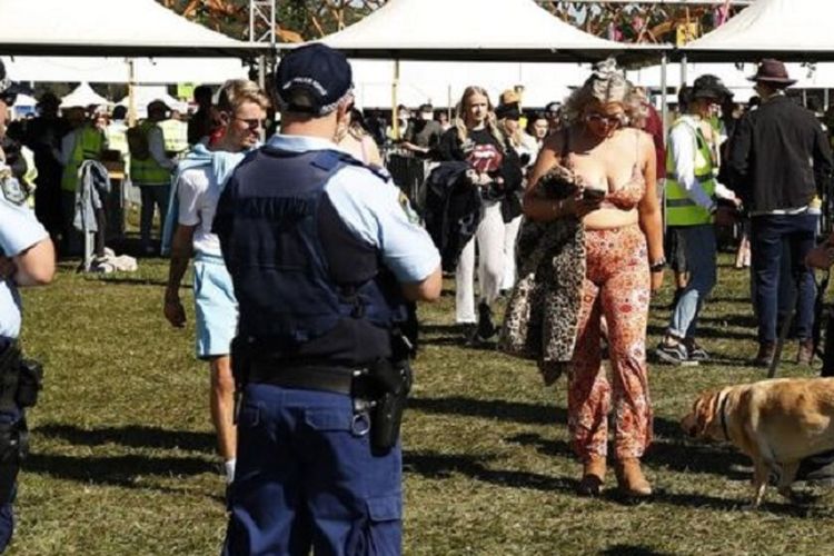 Petugas polisi di Sydney dilaporkan menggeledah telanjang 2 orang wanita tahun lalu dan meminta salah satu dari wanita itu untuk melepas pembalutnya. Penggeledahan telanjang kerap dilakukan polisi untuk memeriksa adanya sindikat narkoba baik pengedar mau pun pemakai.