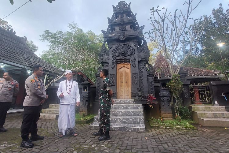 Kapolres Salatiga AKBP Feria Kurniawan dan Dandim 0714/Salatiga Letkol Inf Ade Pribadi Siregar SE MSi melihat suasana Pura Adya Dharma