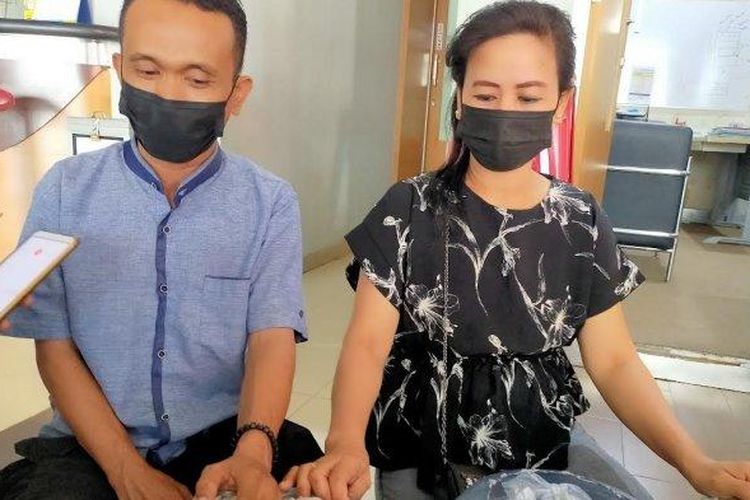Asriadin Syamsuddin didampingi istri memperlihatkan uang koin miliknya di Kalla Toyota Cokroaminoto, Makassar, Selasa (28/9/2021).

