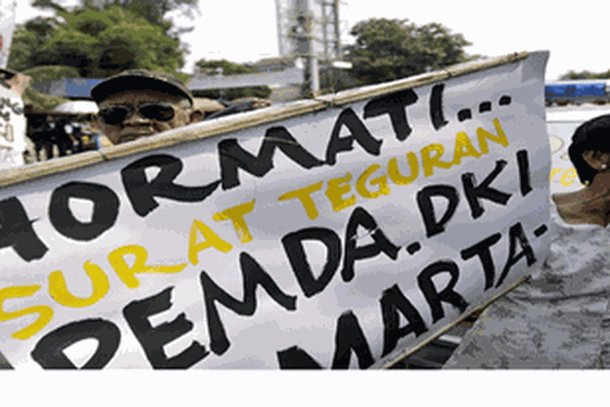 Ratusan pedagang pasar Muara Karang menggelar aksi di depan pusat perbelanjaan Carrefour Mega Mall Pluit, Jakarta Utara, Selasa (26/5/2009). Mereka menuntut Pemerintah Provinsi Jakarta segera melakukan tindakan tegas kepada perusahaan asal Perancis tersebut karena telah melanggar Perda Nomor 2 Tahun 2002 dan Perpres Nomor 112 Tahun 2007 dimana pusat perbelanjaan modern harus berlokasi jauh dari pasar tradisional minimal 2,5 kilometer.