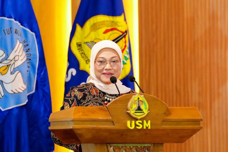 Menteri Ketenagakerjaan (Menaker) Ida Fauziyah saat menyampaikan pidato utama pada pengukuhan Prof Dr Rini Sugiarti, MSi, Psikolog, sebagai Guru Besar Bidang Psikologi di Universitas Semarang (USM), Kota Semarang, Jawa Tengah, Sabtu (10/6/2023).