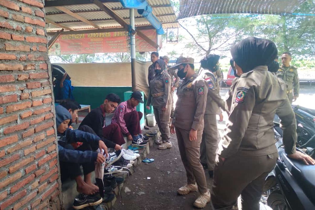 Petugas saat mendapati sejumlah siswa bolos di warung makan