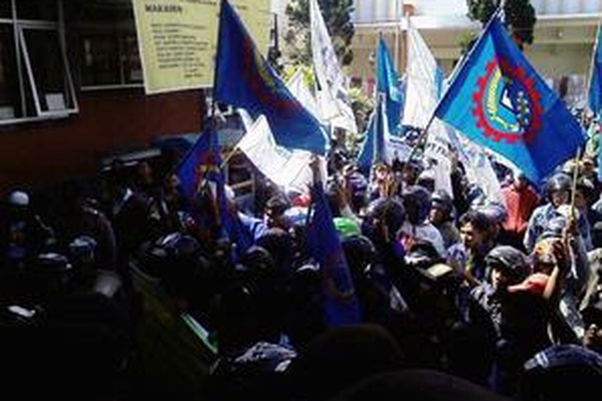 Buruh Cimahi, Senin (18/5), berunjuk rasa di depan kantor Jamsostek Cimahi, Jawa Barat. Mereka menuntut pembatalan nota kesepahaman Gubernur-Jabar soal CSR sebesar Rp 10,6 miliar.