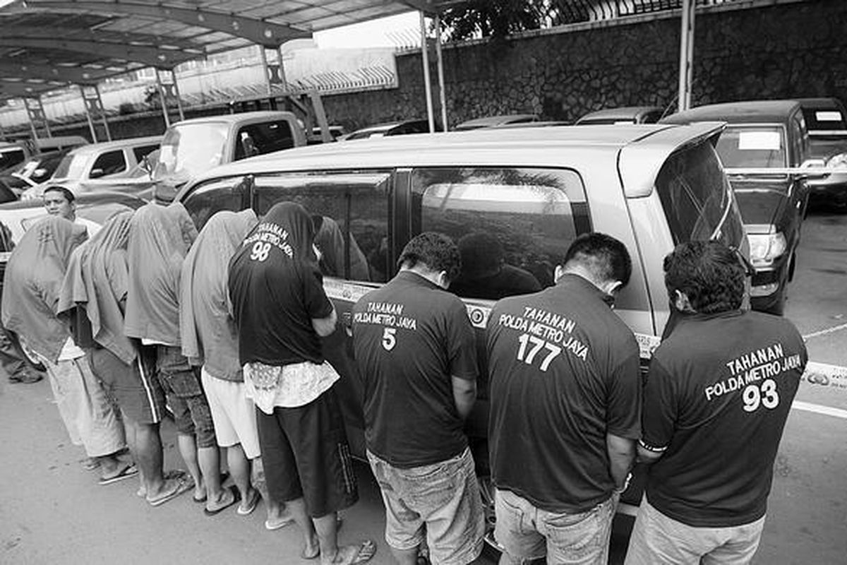 Delapan tersangka pencuri mobil beserta 34 mobil curian yang ditangkap Sat V Dit Reskrimum Polda Metro Jaya diperlihatkan kepada wartawan di Polda Metro Jaya, Jakarta Selatan, Selasa (3/8).